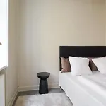 Spacious 3b W Double Beds Centre *