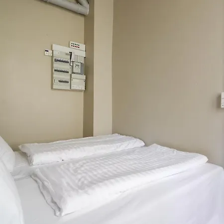 Spacious 3b W Double Beds Centre