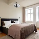 Spacious 3b W Double Beds Centre *