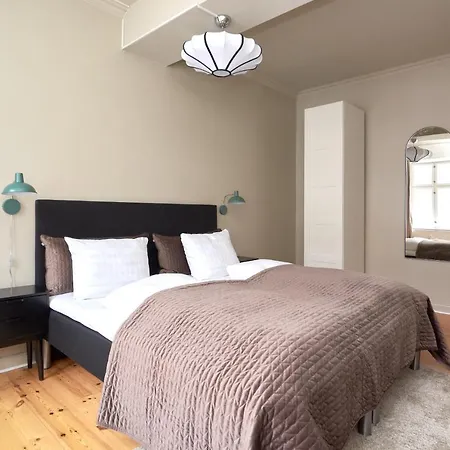 Spacious 3b W Double Beds Centre *