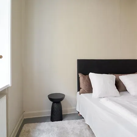 Spacious 3b W Double Beds Centre *