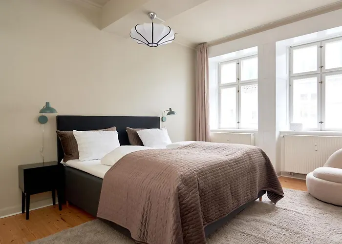 Spacious 3b W Double Beds Centre *