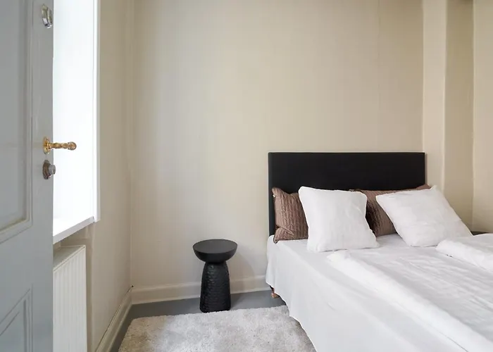 Spacious 3b W Double Beds Centre *